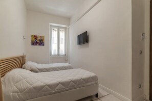 3 habitaciones, tabla de planchar con plancha, internet y ropa de cama 