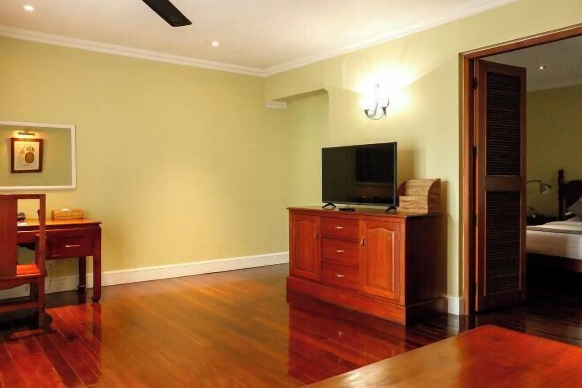 1 bedroom, blackout curtains