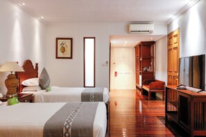 Deluxe Twin Room, Balcony, City View | Blackout drapes