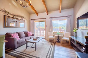 Smart TV - Mountain Town Loft • Near Eats, Shops, All the Fun (Leavenworth)