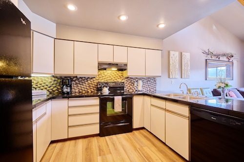 Cozy Alpine Loft • Steps from Village Eats, Shops & Entertainment