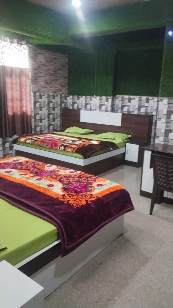 Firemannsrom – deluxe, byutsikt | Safe på rommet, lydisolert og wi-fi (inkludert)