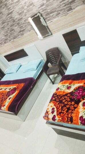 In-room safe, soundproofing, free WiFi - Hotel Premdeep Aashray Vridavan (Vrindavan)