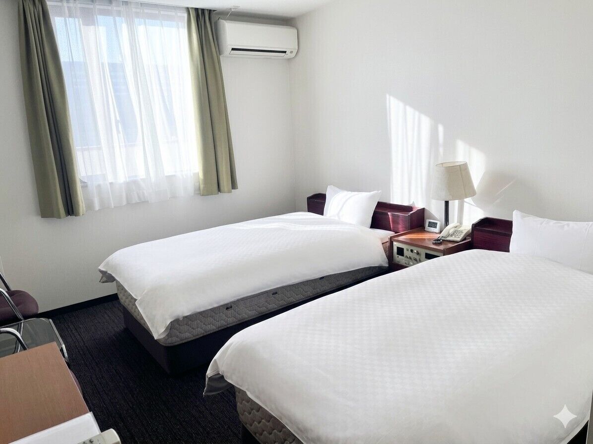 Escritorio, wifi gratis y ropa de cama 