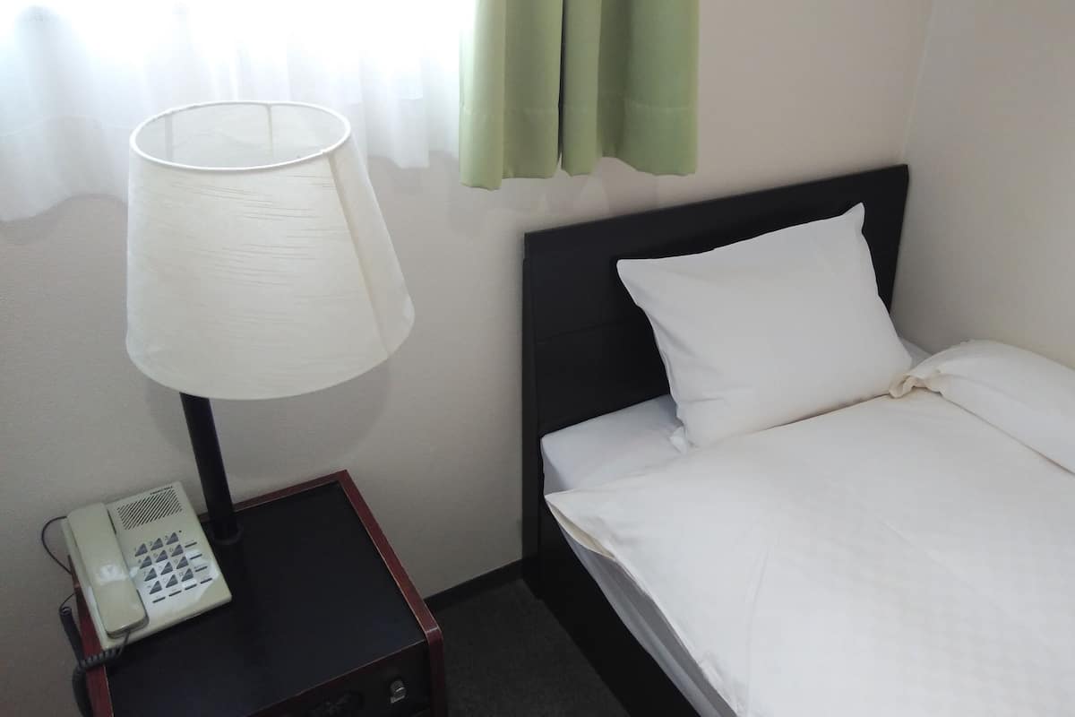 Standaard eenpersoonskamer | Een bureau, gratis wifi, beddengoed