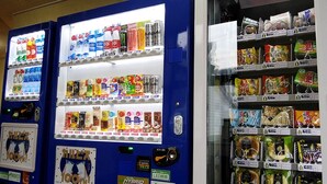 Distributeurs automatiques remplis d’en-cas et de boissons.