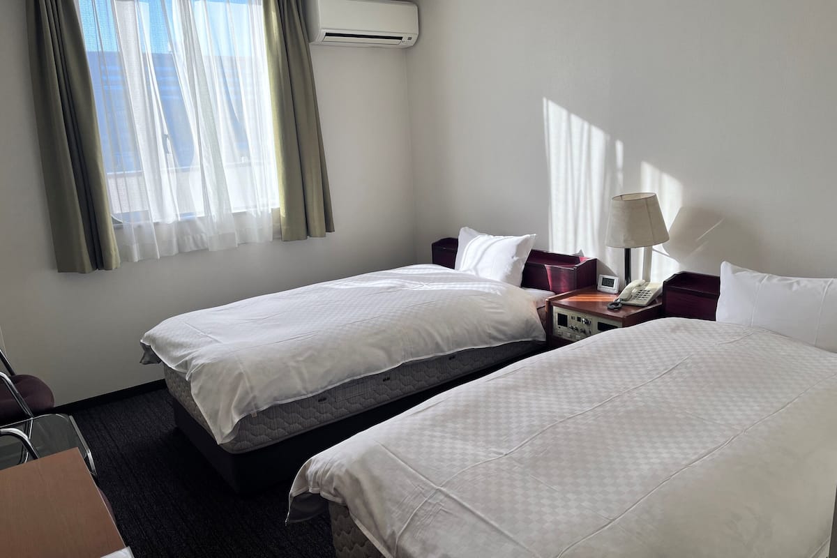 Eenvoudige Twin kamer | Een bureau, gratis wifi, beddengoed