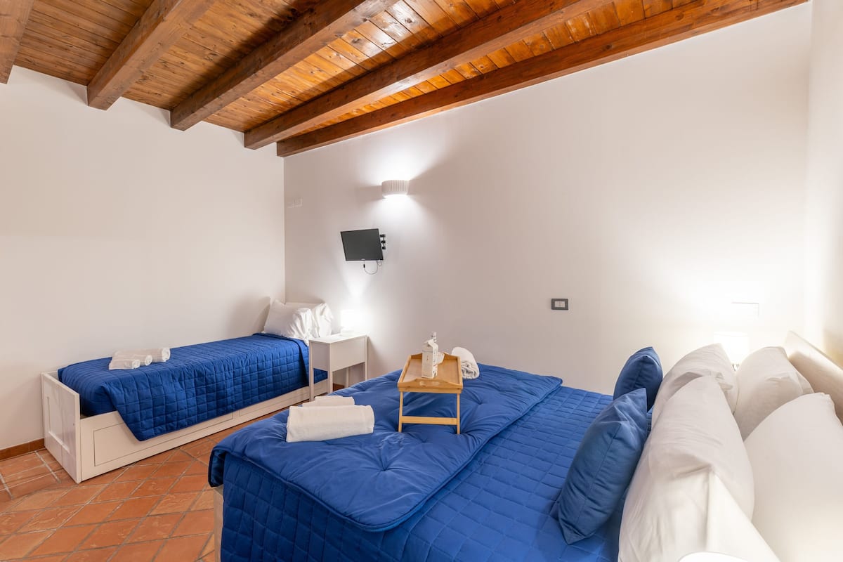 Family Triple Room, Ensuite, Courtyard View | Desk, iron/ironing board, free WiFi