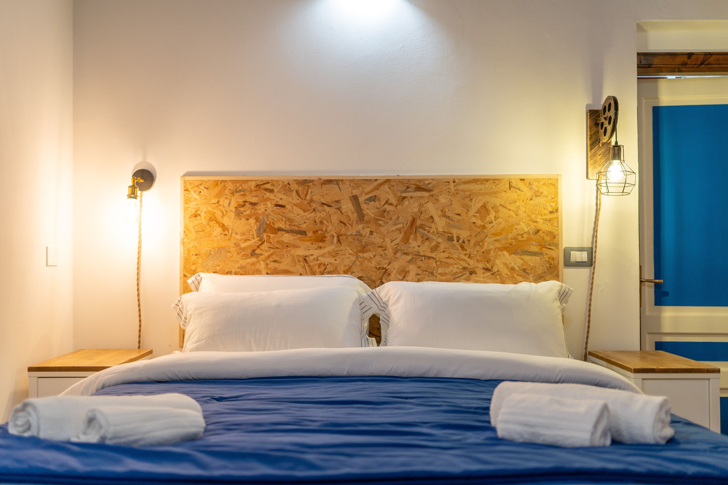 家庭三人房, 独立浴室, 庭院景观 | 办公桌、熨斗/熨衣板、免费 WiFi