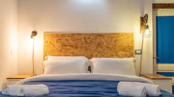 Escritorio, tabla de planchar con plancha y wifi gratis