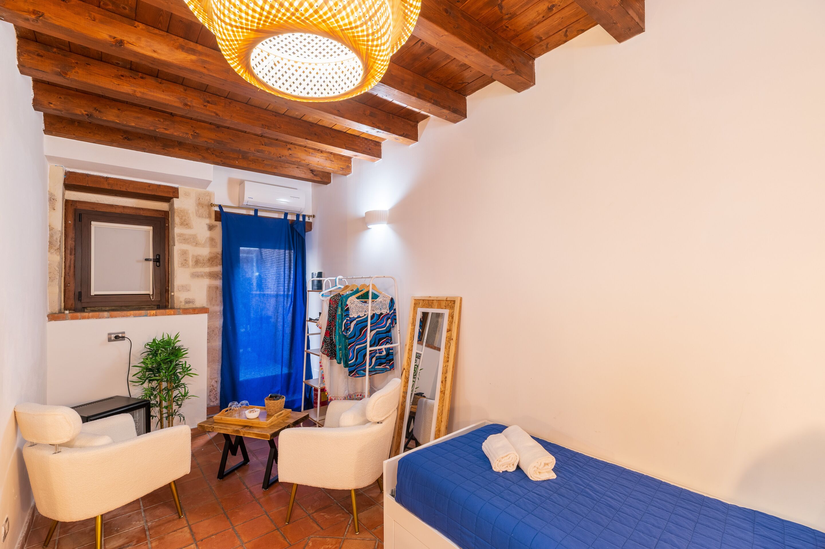 Familien-Dreibettzimmer, mit Bad, Blick auf den Innenhof | Schreibtisch, Bügeleisen/Bügelbrett, kostenloses WLAN