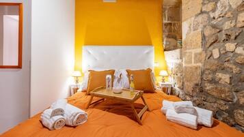 Romantische tweepersoonskamer, en-suite badkamer, uitzicht op binnenplaats | Een bureau, een strijkplank/strijkijzer, gratis wifi