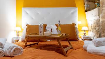 Romantische tweepersoonskamer, en-suite badkamer, uitzicht op binnenplaats | Een bureau, een strijkplank/strijkijzer, gratis wifi