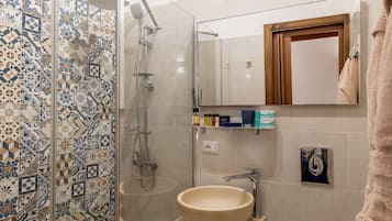 Family Triple Room, Ensuite | Bathroom | Shower, free toiletries, hair dryer, towels