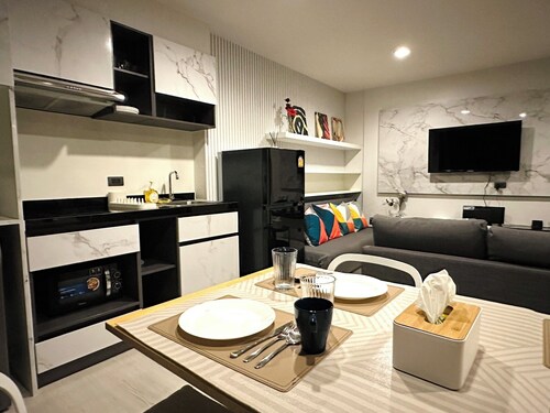 67sqm Cozy condo in center of Bangkok w/ AC, WiFi, Near BTS Pier and Iconsiam