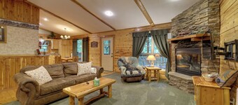 4 Mi to Marina: Cozy Log Cabin in Eureka Springs!