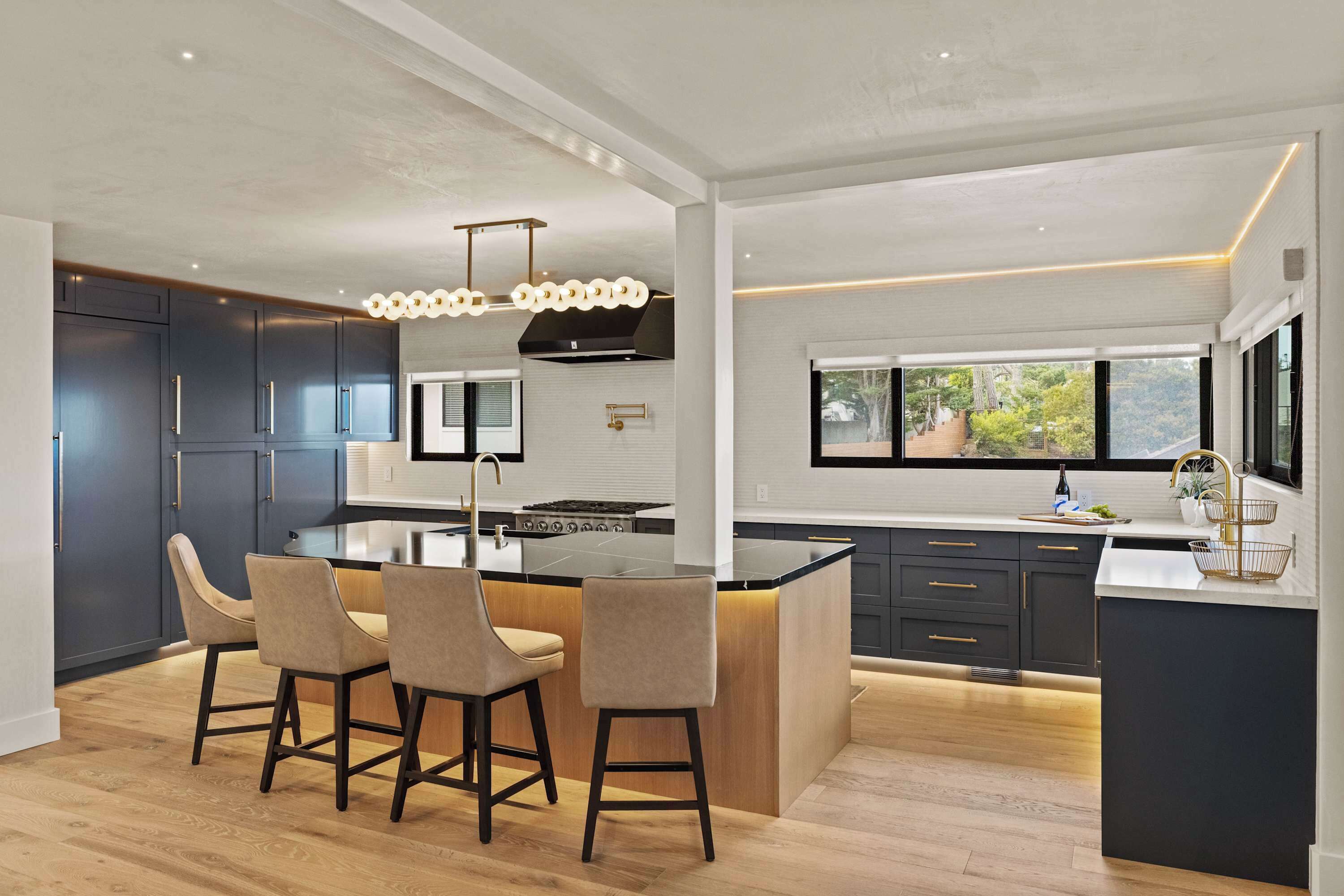 冷蔵庫、電子レンジ、オーブン、コンロ