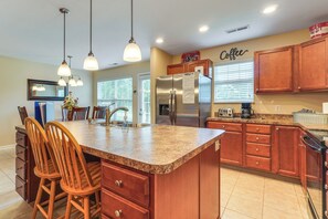 Fridge, microwave, stovetop, dishwasher - Home 2 Mi to Island in Pigeon Forge! (Pigeon Forge)