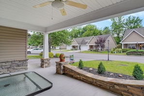 Terrace/patio - Home 2 Mi to Island in Pigeon Forge! (Pigeon Forge)