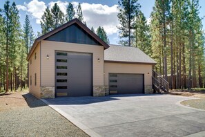 Exterior - Fish, Boat & Hike: Modern Portola Studio (Portola)