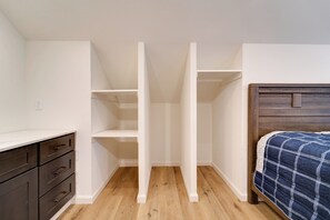 Internet, bed sheets - Fish, Boat & Hike: Modern Portola Studio (Portola)