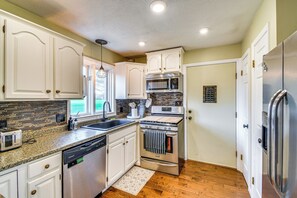 Fridge, microwave, stovetop, dishwasher - 3 Mi to Erie Canal: Home w/ Hot Tub in Holley! (Holley)