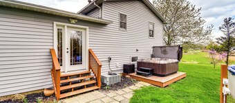 3 Mi to Erie Canal: Home w/ Hot Tub in Holley!