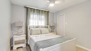 3 bedrooms, desk, iron/ironing board, internet