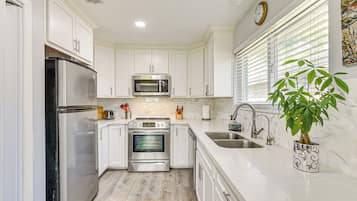 Fridge, microwave, stovetop, dishwasher