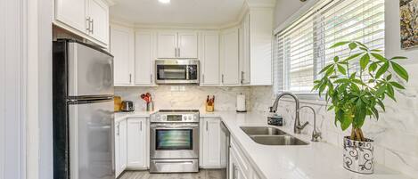 Fridge, microwave, stovetop, dishwasher