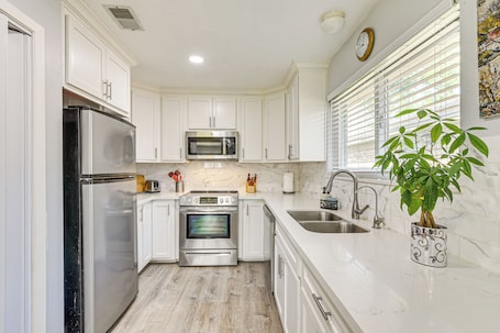Fridge, microwave, stovetop, dishwasher. 6 Mi to Clear Lake: Family Home w/ Patio & Yard