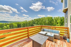 Terrace/patio - Lake Taneycomo Views: Family-Friendly Cabin! (Forsyth)