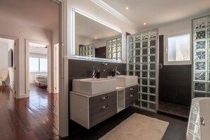 Douche, serviettes fournies