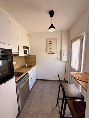 Kühlschrank, Mikrowelle, Ofen, Geschirrspüler