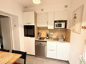 Frigorífico, microondas, horno y lavavajillas