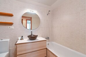 Douche, bidet, serviettes fournies