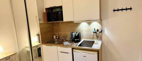 Réfrigérateur, micro-ondes, batterie de cuisine, vaisselle et ustensiles