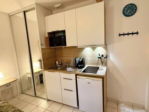 Fridge, microwave, cookware/dishes/utensils - Studio 2 "Zéphyra (Saint-Nazaire)