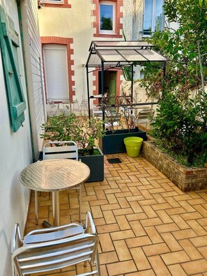 Outdoor dining - Studio 2 "Zéphyra (Saint-Nazaire)