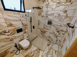 Haartrockner, Handtücher, Seife, Toilettenpapier