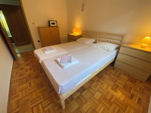 2 chambres, fer et planche à repasser, Wi-Fi gratuit, draps fournis