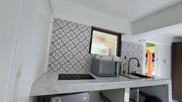 Réfrigérateur, micro-ondes, plaque de cuisson