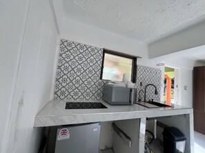 Fridge, microwave, stovetop, cookware/dishes/utensils - Charming 1-bedroom apartment with AC, WiFi in enchanting Port Antonio (Port Antonio)