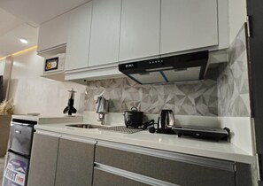 Réfrigérateur, micro-ondes, plaque de cuisson, bouilloire électrique