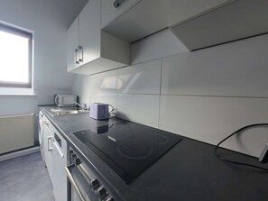 Een koelkast, een magnetron, een oven, een kookplaat