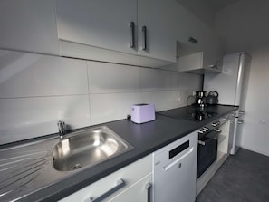 Kühlschrank, Mikrowelle, Ofen, Herdplatte