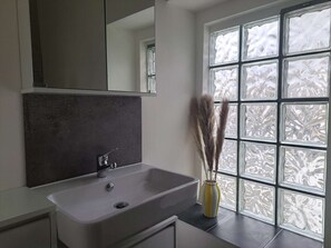 Hair dryer, towels - Light-filled 100 m², 5-Room Holiday Apartment with Space, Style & Comfort (Solingen)