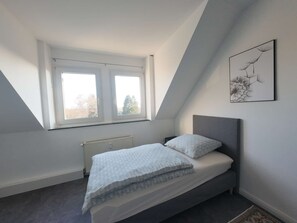 4 bedrooms, desk, iron/ironing board, WiFi