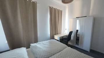 2 Schlafzimmer, Schreibtisch, Bügeleisen/Bügelbrett, WLAN