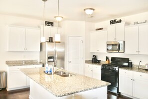 Fridge, microwave, oven, stovetop - Spacious 4BR Retreat w Grill & Patio – Less than 20 mins to Uptown! +20% off (Charlotte)